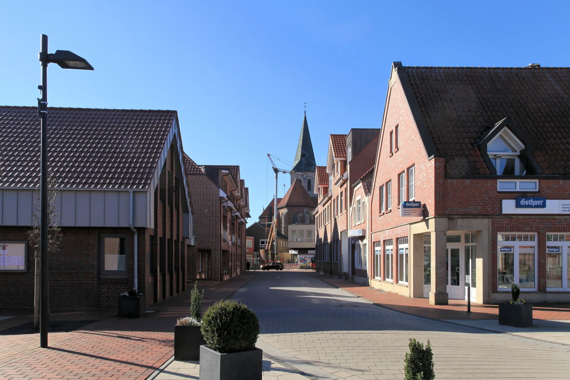 Blick durch die Straße Krummer Dreh in Haselünne auf die Kirche St. Vincentius.